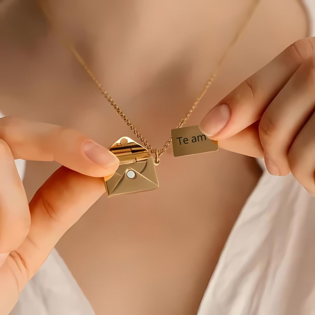 COLLAR FORMA DE SOBRE DE CARTA